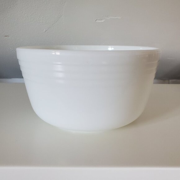 Vintage Pyrex 3 Qt Mixing Bowl-White Milk Glass - Picture 1 of 4